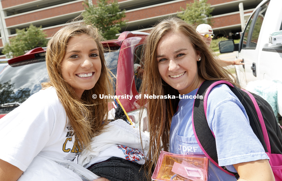 Taylor Ruhrer and Karsin Underwood of Lincoln. Sorority Rush move-in for residence halls. Housing. August 13, 2017. Photo by Craig Chandler / University Communication.
