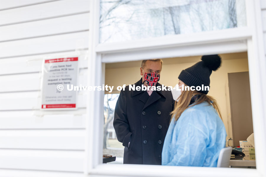 Chancellor Ronnie Green talks with volunteer Deb Fiddelke in the Nebraska Union testing site. January 19, 2022. Photo by Craig Chandler / University Communication.