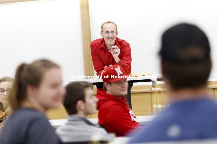 Troy Smith teaches MNGT 360 - Managing Behavior in Organizations in Howard Hawks Hall. The class was learning about leadership styles by building a tower with spaghetti. College of Business. November 29, 2017. Photo by Craig Chandler / University