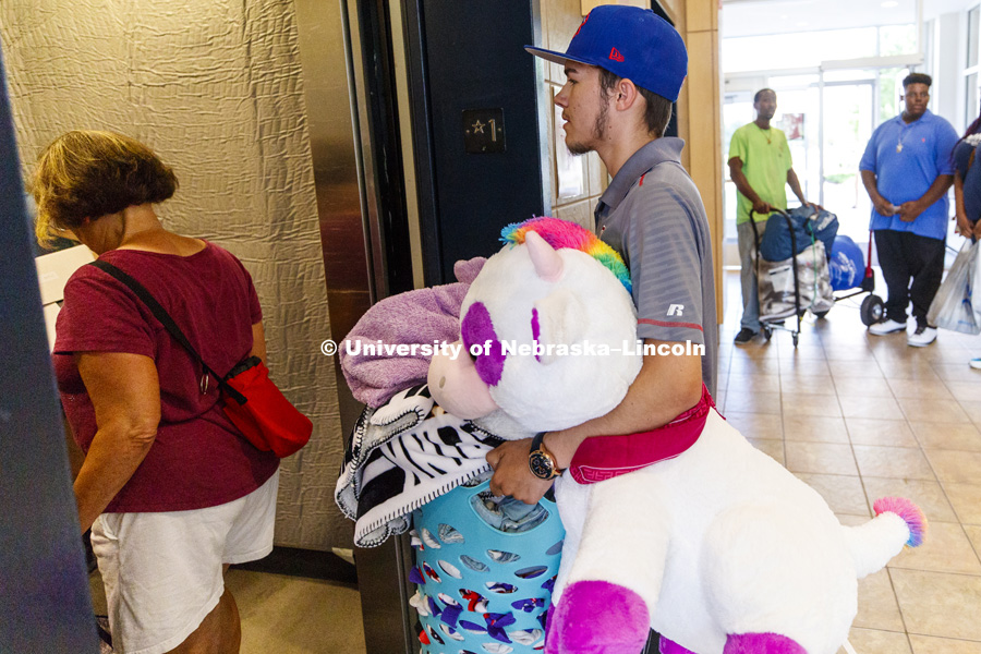 Austin Infante helps his girlfriend, Kaitlyn Heisler, of Omaha, move into her Smith Hall room. Residence Hall move-in. August 16, 2018. Photo by Craig Chandler / University Communication.