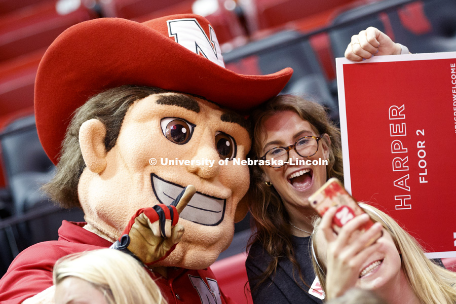 Herbie poses with new students for a selfie. New student convocation at Bob Devaney Sports Center. August 17, 2018. Photo by Craig Chandler / University Communication.