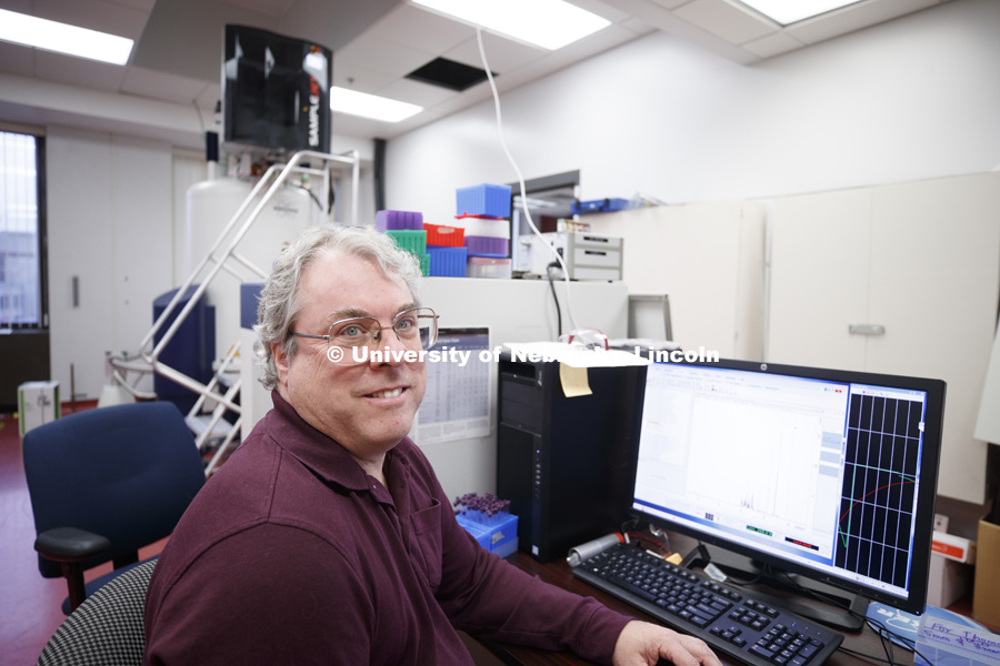 Bob Powers lab in Hamilton Hall. The Nebraska Center for Integrated Biomolecular Communication (NCIBC). November 5, 2018. Photo by Craig Chandler / University Communication.