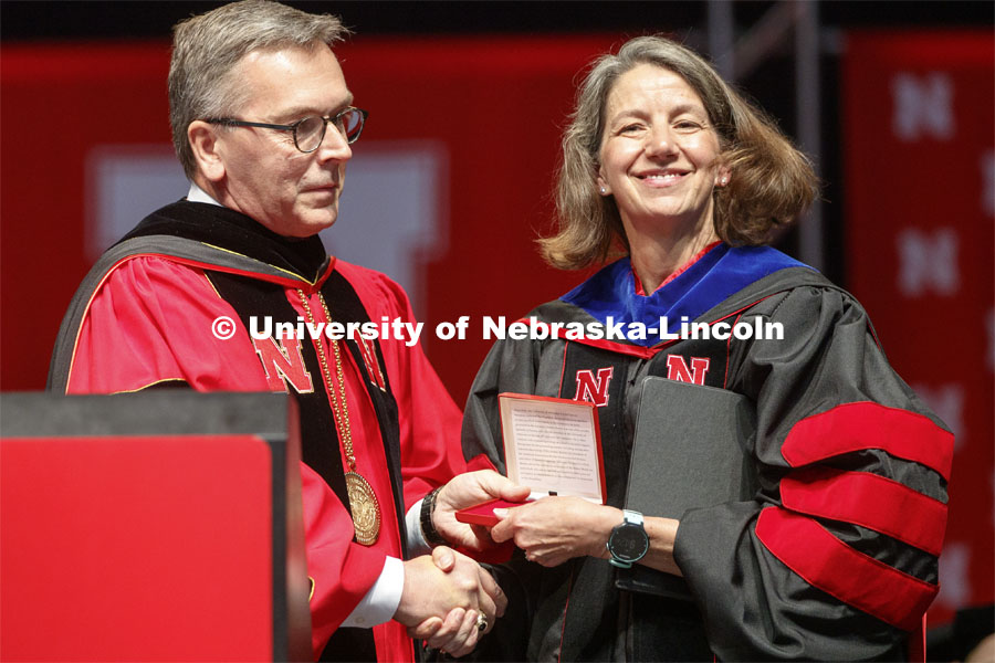 Rebecca Richards-Kortum accepts the Charles Bessey Medal from Chancellor Ronnie Green. Undergraduate commencement at Pinnacle Bank Arena, May 4, 2019. Photo by Craig Chandler / University Communication.