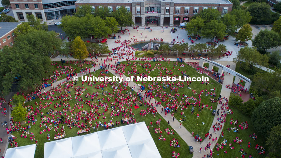 Big Red Welcome, Chancellor's BBQ for incoming freshman and new students on the greenspace by the Memorial Union. August 23, 2019. Photo by Craig Chandler / University Communication.