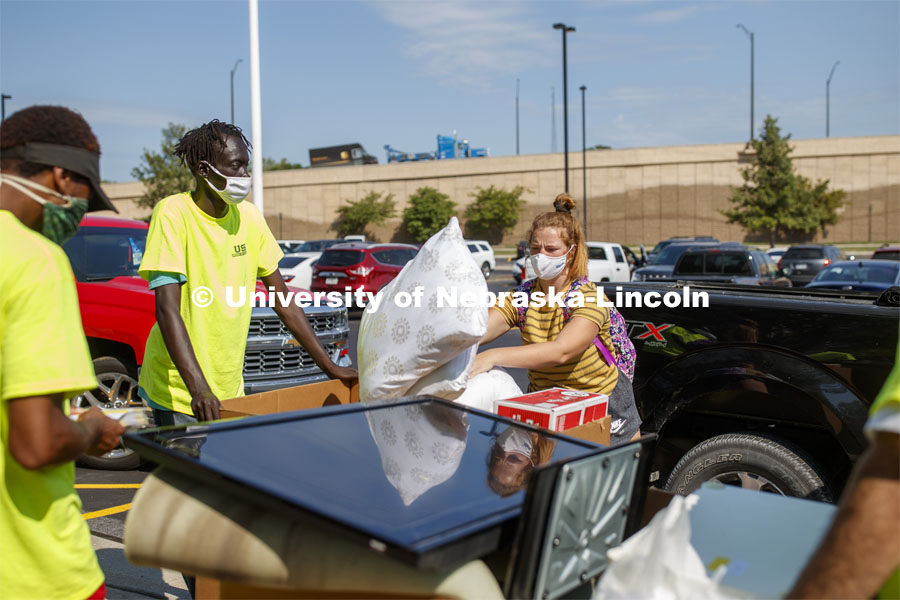 Megan Vincent of Omaha adds her last couple items to the bins loaded with her possessions outside of Harper Hall. First day of residence hall move in. August 13, 2020. Photo by Craig Chandler / University Communication.