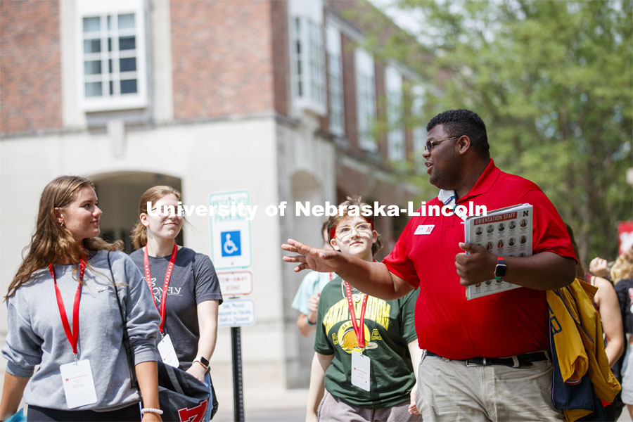 Orientation leader Jayven Brandt shares his experiences as a Husker with incoming freshmen outside the Nebraska Union as they walk to lunch at Cather Pound Dining Center. New Student Enrollment. June 24, 2021. Photo by Craig Chandler / University Communication.