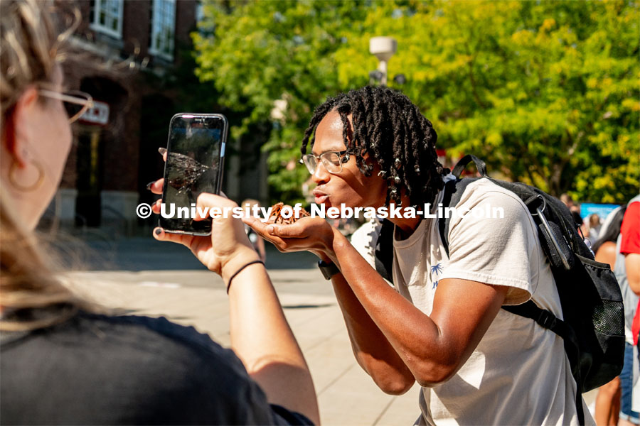 Cameron Cannon, a sophomore from Atlanta, gets up close to a tarantula at the Petting Zoo with Wildlife Encounters on the Nebraska Union Plaza. September 6, 2022. Photo by Jonah Tran / University Communication.