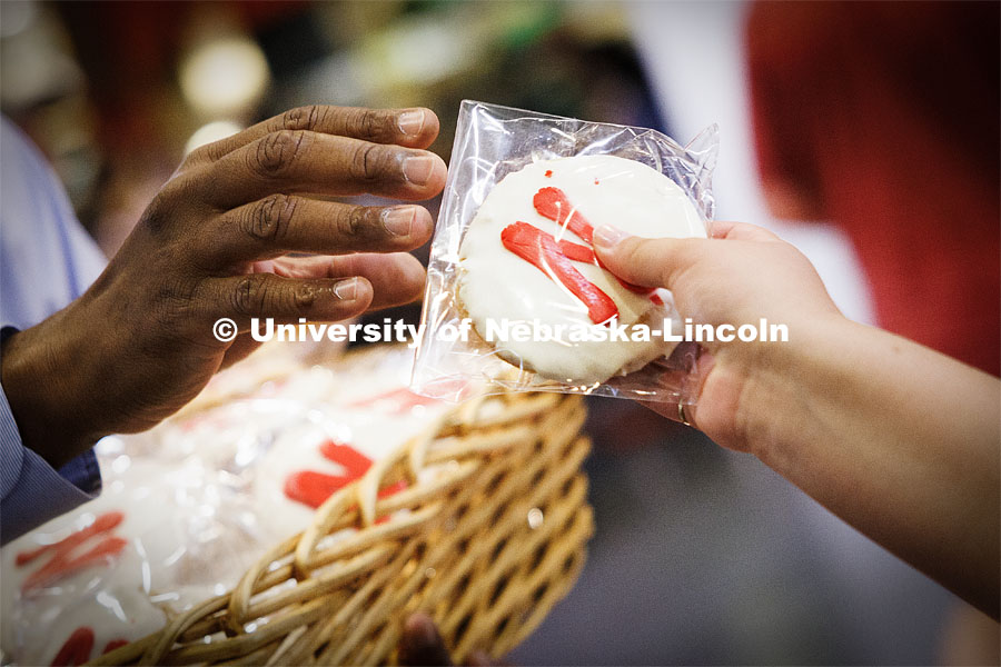 Chancellor Rodney Bennett passes out cookies and chats with students at Nebraska Union. First day of classes for fall semester. First day of fall semester. August 21, 2023 Photo by Craig Chandler / University Communication. 