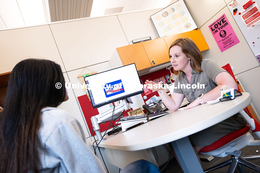 250624_Navigators_1108.jpg Laura Britten, Academic Navigator in the Explore Center, speaks with Swati Yadav, a sophomore studyi