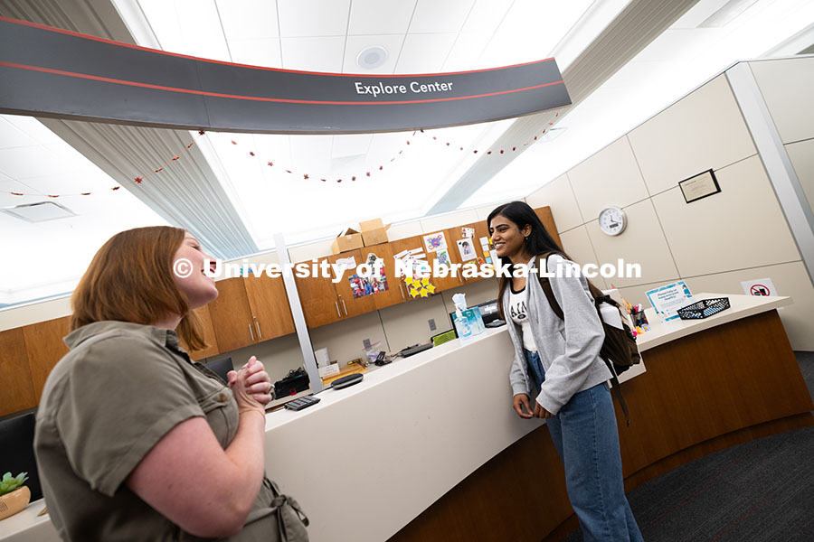 250624_Navigators_1151.jpg Laura Britten, Academic Navigator in the Explore Center, chats with Swati Yadav, a sophomore studyin