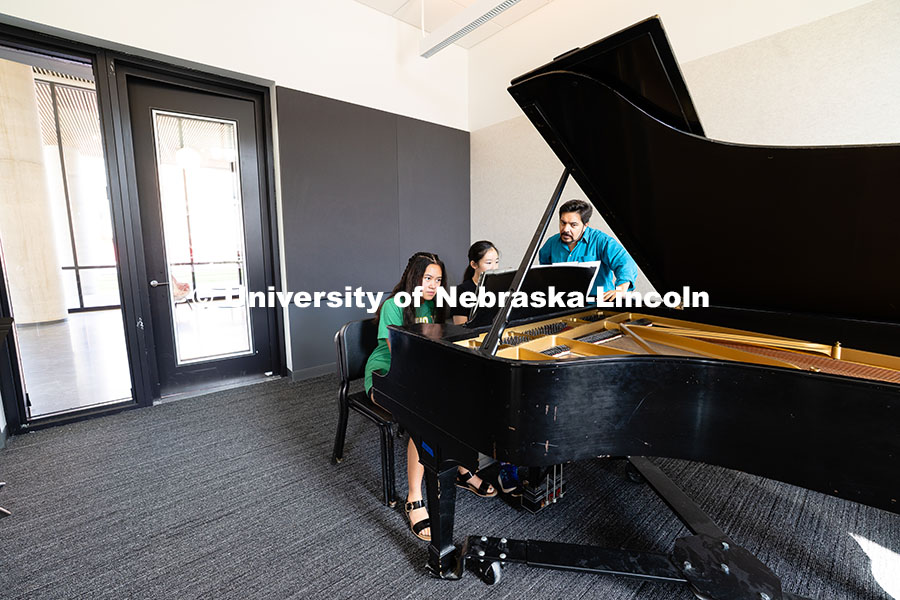 250716_FPA_3026.jpg Marcelo Lian works with high school students on a piece by Frederic Chopin during the 2025 Lied Cent