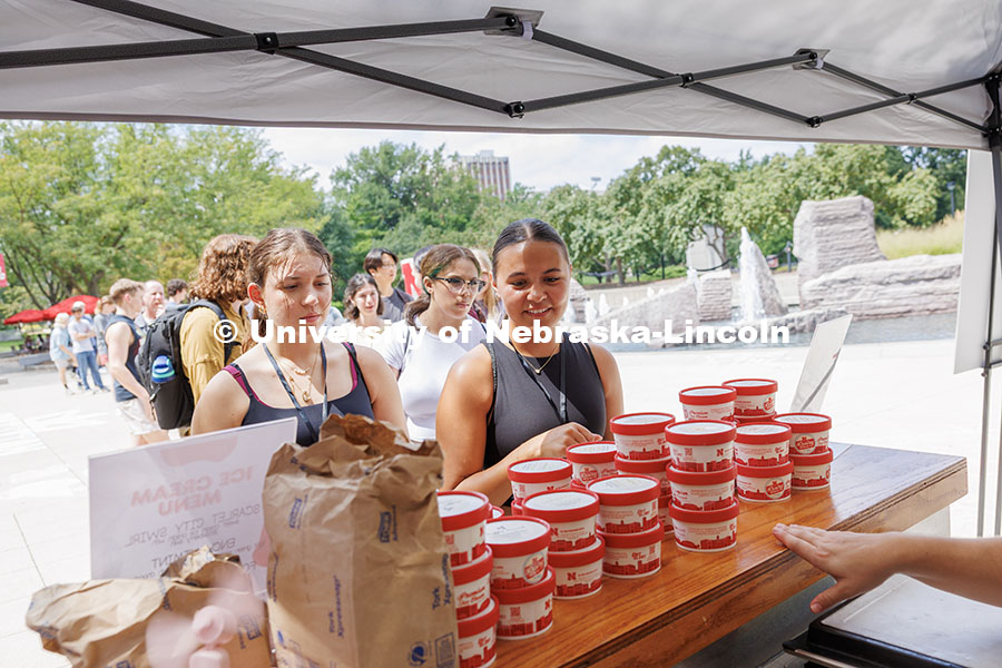 250818_City_Ice_Cream_052.jpg Jayden Conklin (right) picks out ice cream at the Union Plaza during Big Red Welcome Week. August 18