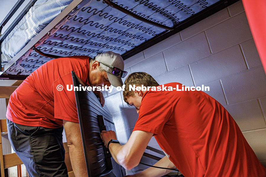 Braden Mackey, a Construction Management major, and dad sets up Mackey’s TV in Abel Hall during mo