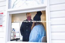 Chancellor Ronnie Green talks with volunteer Deb Fiddelke in the Nebraska Union testing site. Januar